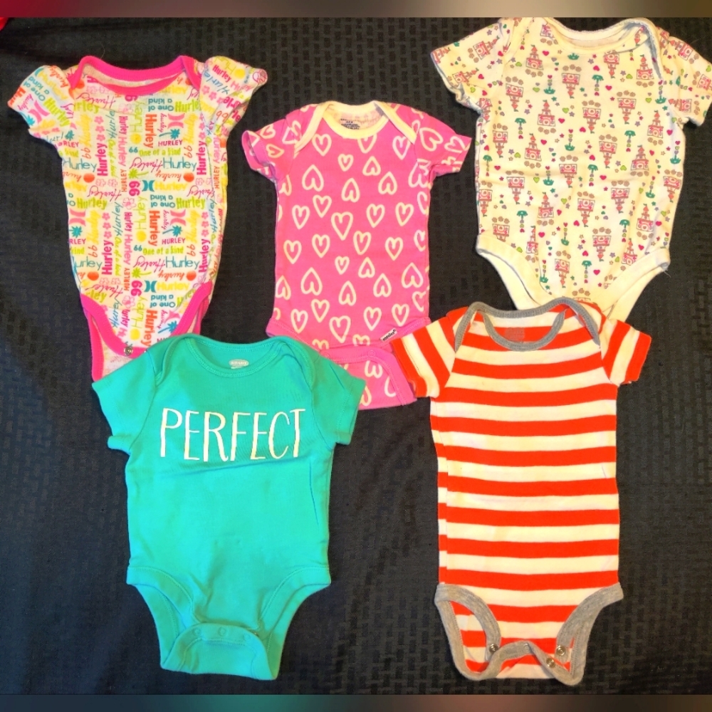 5 baby onesies, like new, size 0-3m